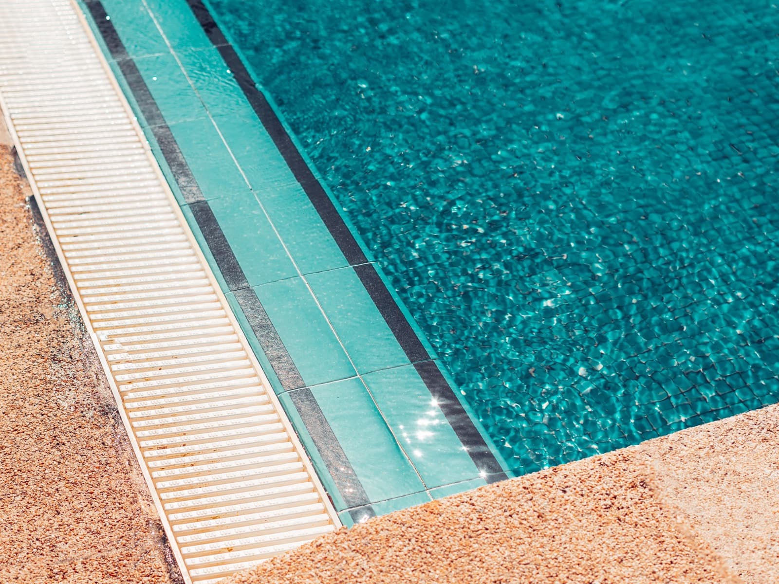Detail of a swimming pool with filters on the side.